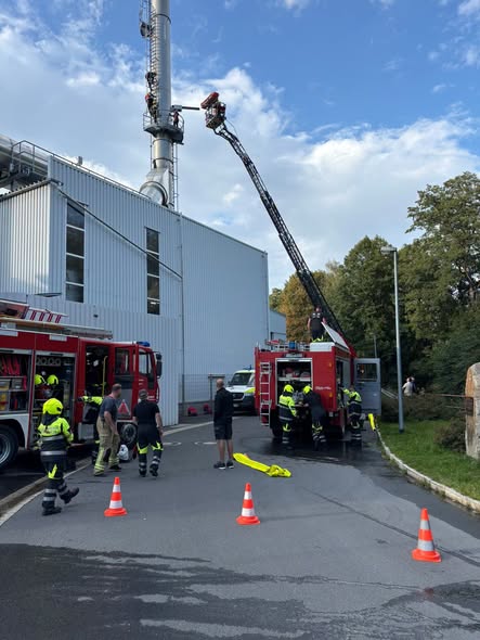 Gestern absolvierten wir eine gemeinsame Ausbildung mit der DRK-Bergwacht Scheibe-Alsbach . Auf dem Betriebsgelände der JM Schuller GmbH wurde die Rettung einer verunfallten Person am Schornstein geübt. - Bild 1