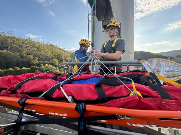 Gestern absolvierten wir eine gemeinsame Ausbildung mit der DRK-Bergwacht Scheibe-Alsbach . Auf dem Betriebsgelände der JM Schuller GmbH wurde die Rettung einer verunfallten Person am Schornstein geübt. - Bild 2