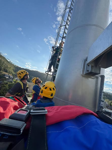 Gestern absolvierten wir eine gemeinsame Ausbildung mit der DRK-Bergwacht Scheibe-Alsbach . Auf dem Betriebsgelände der JM Schuller GmbH wurde die Rettung einer verunfallten Person am Schornstein geübt. - Bild 3
